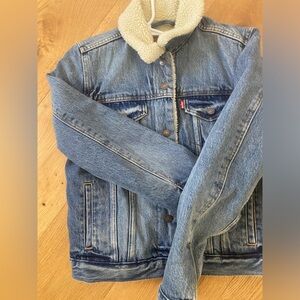Levi’s EX-BOYFRIEND SHERPA TRUCKER JACKET